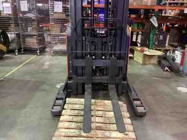Used 2022 LINDE R22SX_5195 Forklift – Stand Up Reach, 4500 lb Capacity, 119” Mast, 1669 Hours – $41385.00 – Phoenix - Thumbnail 4