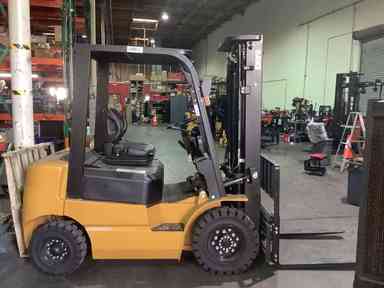 Used 2022 BIG JOE LPE-50_80V Forklift – Lithium Electric Pneumatic, 5000 lb Capacity, 90.7” Mast, 1355 Hours – $26500.00 – Anaheim - Thumbnail 3