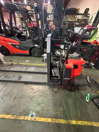 New 2022 LINDE EWR40_1101-02-27X96-PS Forklift – Double Rider Jack, 4000 lb Capacity, 3” Mast, 1 Hours – $18650.00 – Anaheim - Thumbnail 2