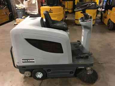 Used 2018 NILFISK ADVANCE 4300B Forklift – Scrub-Utility, 500 lb Capacity, 48” Mast, 249 Hours – $12985.00 – Anaheim - Thumbnail 3
