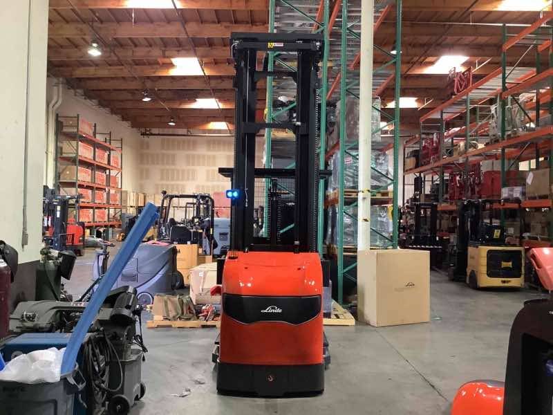 LINDE V15P_5215-WG Electric Order Picker forklift, 3000 capacity, 332 lift height. Serial C25215L00031, Year 2022.