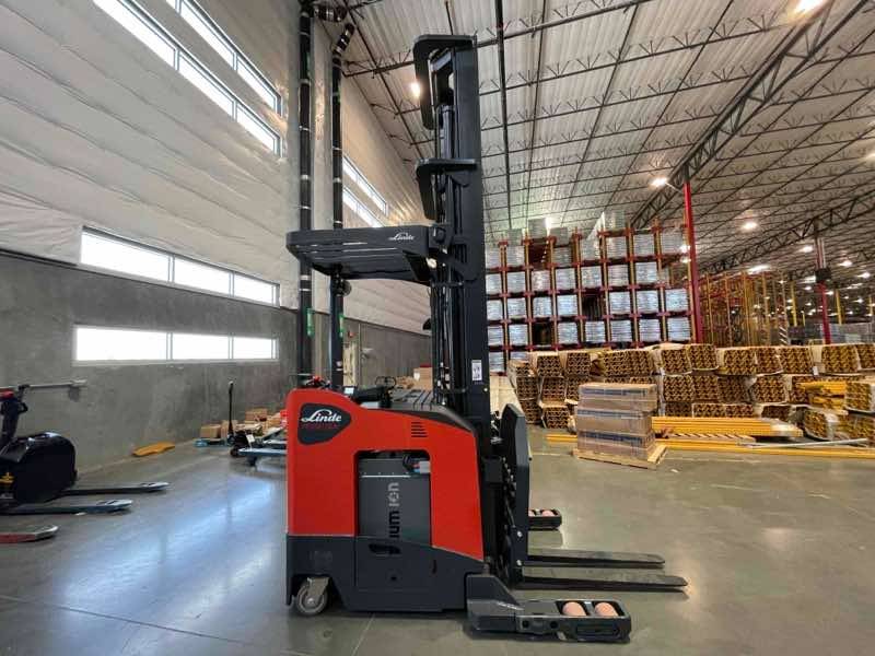 LINDE R22SX_5195 Stand Up Reach forklift, 4500 capacity, 330 lift height. Serial C25195Y00001, Year 2022.