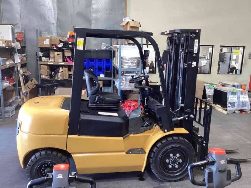 BIG JOE LPE-60_80V Lithium Electric Pneumatic forklift, 6000 capacity, 189 lift height. Serial 131110239, Year 2022.
