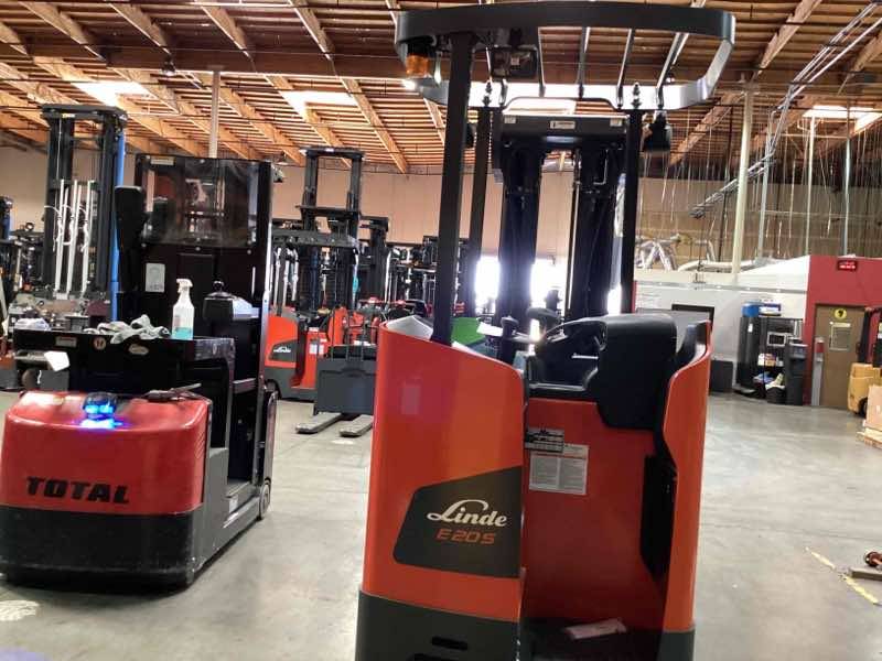 LINDE E20S_1346-20 Electric Stand Up Counterbalance forklift, 4000 capacity, 258 lift height. Serial A11346L00129, Year 2022.