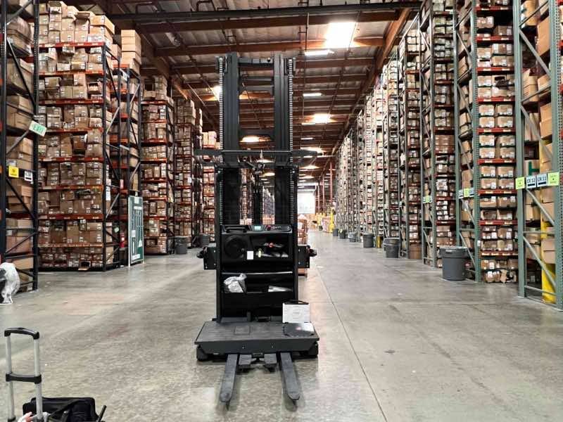 LINDE V15P_5215-WG Electric Order Picker forklift, 3000 capacity, 332 lift height. Serial C25215L00019, Year 2022.
