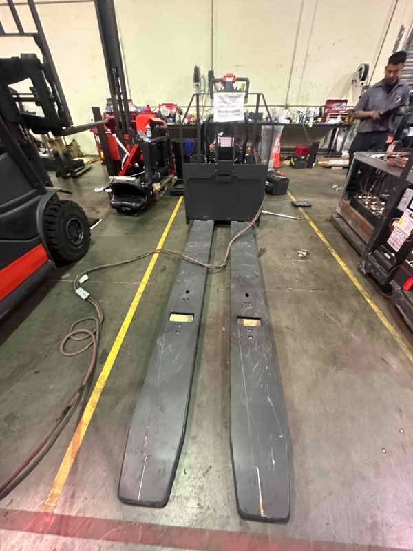 LINDE EWR40_1101-02-27X96-PS Double Rider Jack forklift, 4000 capacity, 7.75 lift height. Serial A11101L00588, Year 2022.