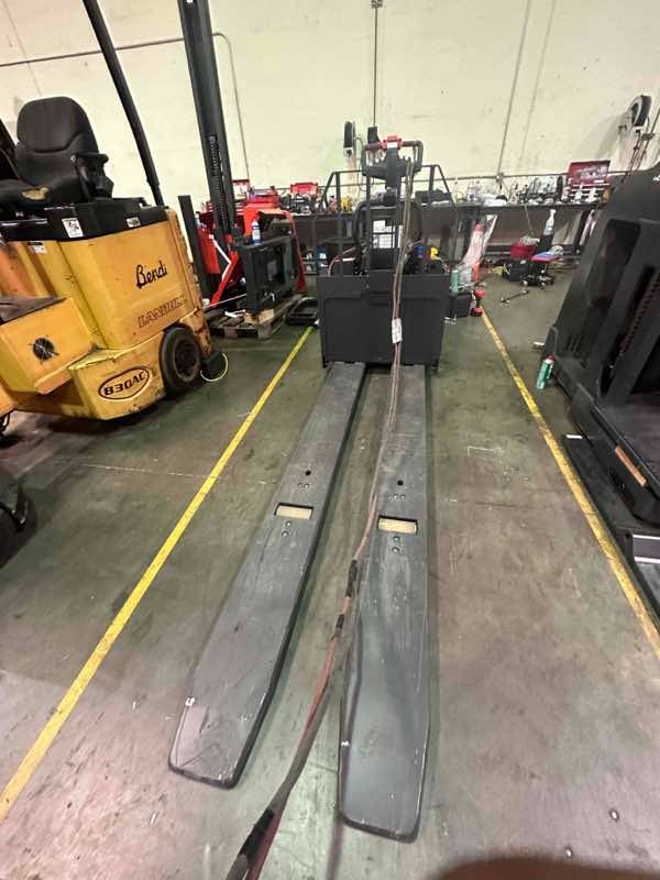 LINDE EWR40_1101-02-27X96-PS Double Rider Jack forklift, 8000 capacity, 7.75 lift height. Serial A11101L00594, Year 2022.