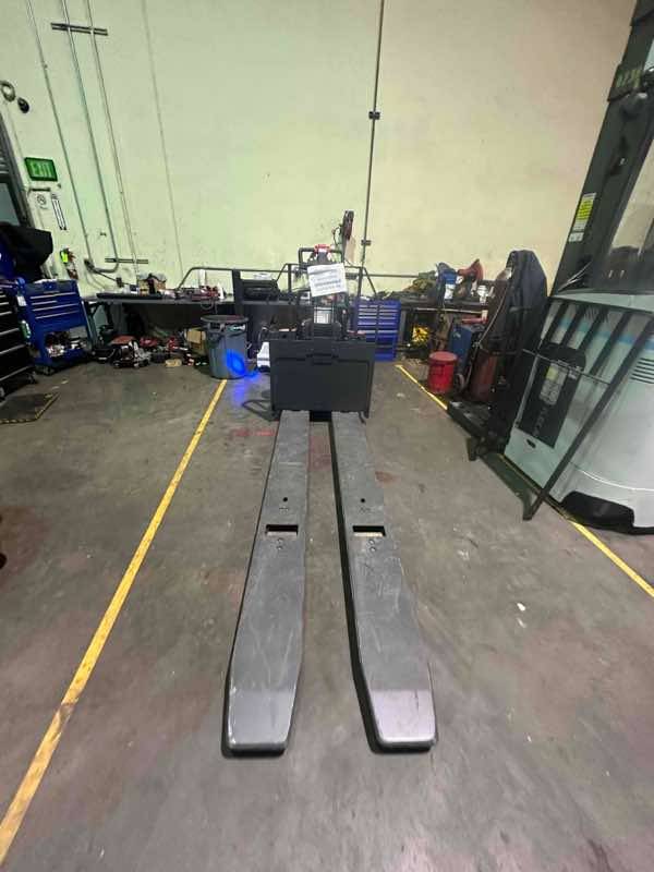 LINDE EWR40_1101-02-27X96-PS Double Rider Jack forklift, 4000 capacity, 7.75 lift height. Serial A11101L00595, Year 2022.