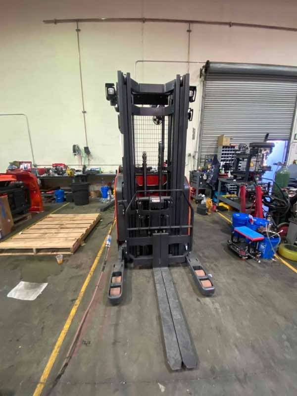 LINDE R17SX_5195 Stand Up Reach forklift, 3500 capacity, 210 lift height. Serial C25195L00464, Year 2022.