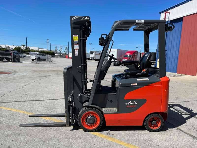 LINDE E25C_1347-FT Electric Sit Down 4 Wheel forklift, 5000 capacity, 204 lift height. Serial A11347L00113, Year 2022.