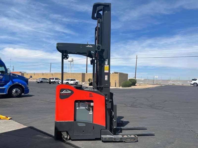 LINDE R22SX_5195 Stand Up Reach forklift, 4500 capacity, 318 lift height. Serial C25195X00088, Year 2021.