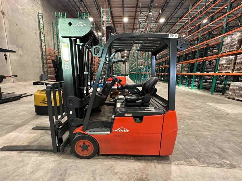 LINDE E20_346-20 Electric Sit Down 3 Wheel forklift, 4000 capacity, 258 lift height. Serial A1Y346L00794, Year 2022.