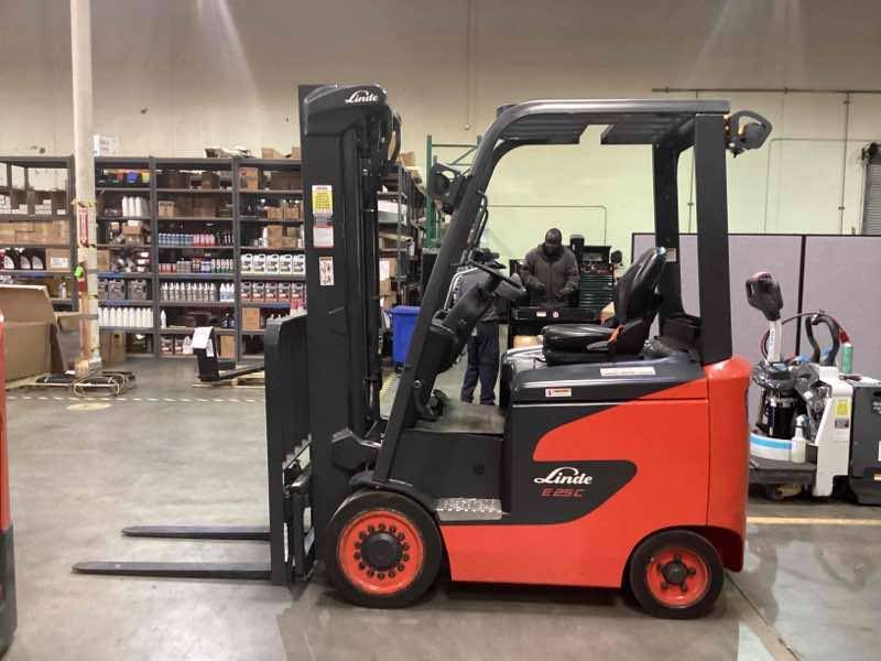 LINDE E25C_1347 Electric Sit Down 4 Wheel forklift, 5000 capacity, 204 lift height. Serial A11347L00092, Year 2022.