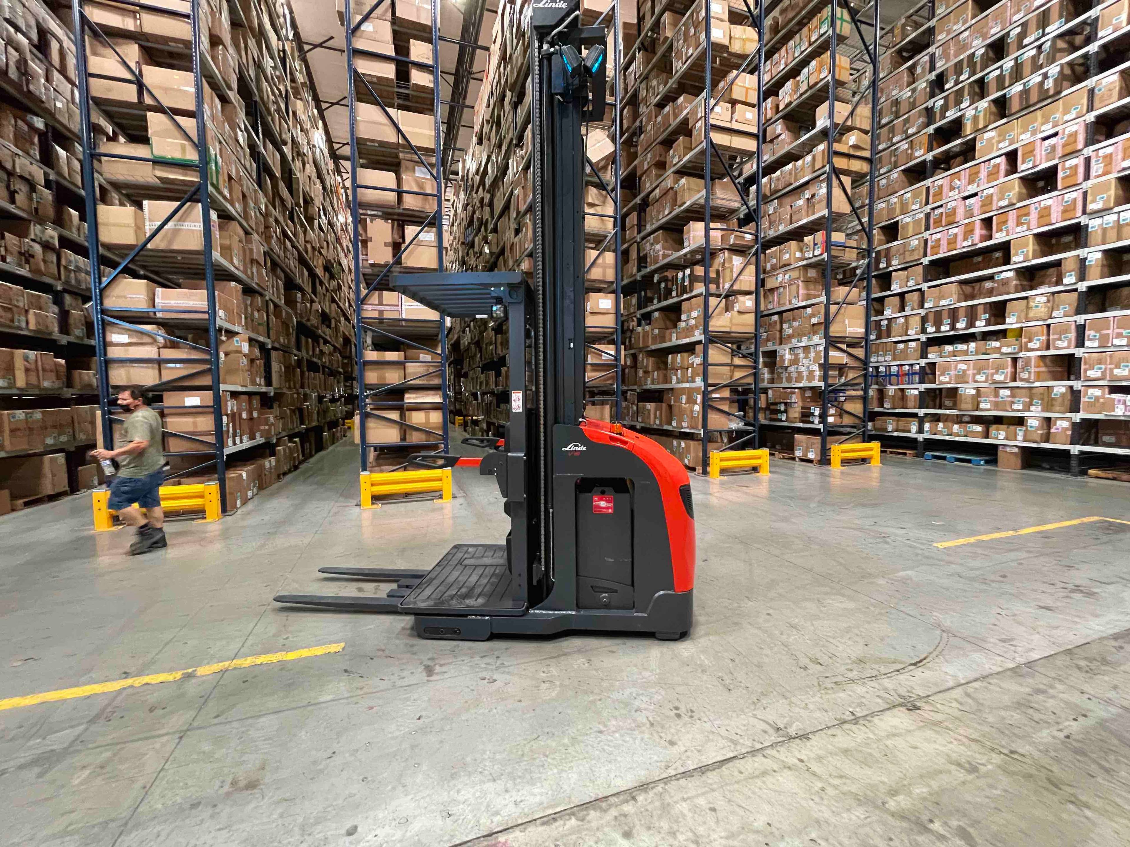 LINDE V15P_5215-WG Electric Order Picker forklift, 3000 capacity, 350 lift height. Serial C25215Y00166, Year 2021.
