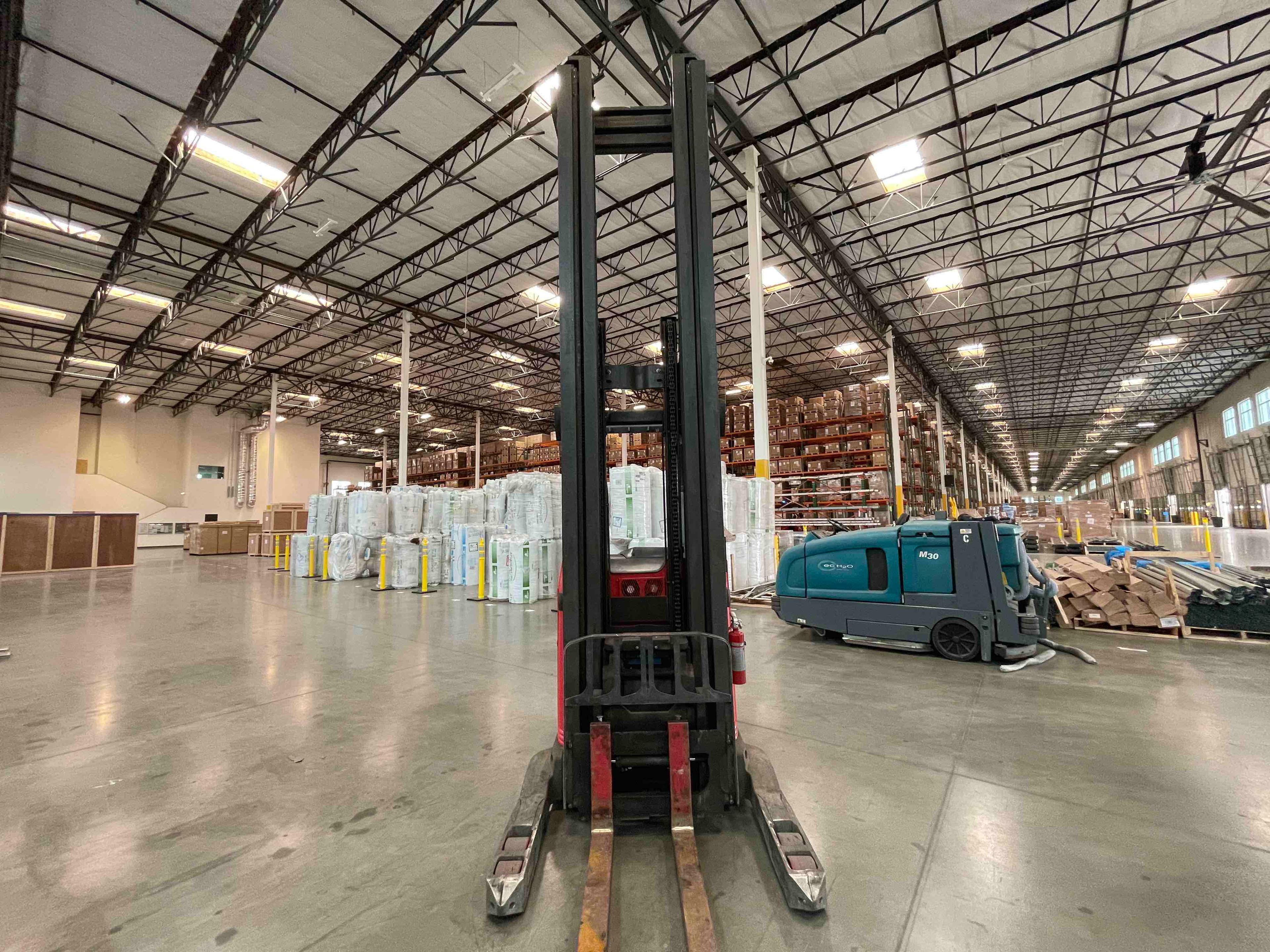Used 2014 RAYMOND 752-R45TT Forklift – Stand Up Reach, 4000 lb Capacity, 174” Mast, 20609 Hours – $22500.00 – Anaheim  – View 1
