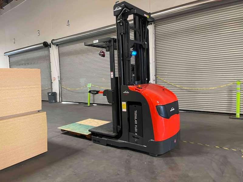 LINDE V15P_5215-WG Electric Order Picker forklift, 3000 capacity, 266 lift height. Serial C25215Y00412, Year 2021.