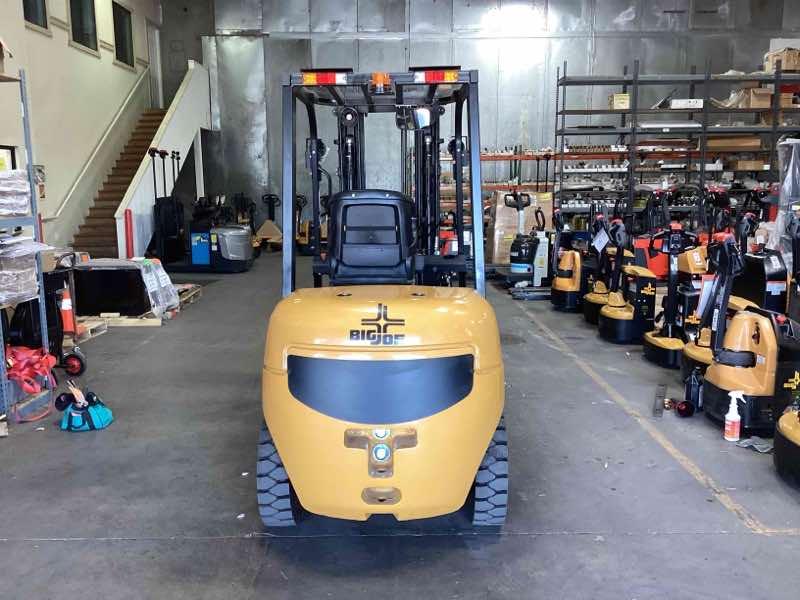 Used 2022 BIG JOE LPE-60_80V Forklift – Lithium Electric Pneumatic, 6000 lb Capacity, 88” Mast, 1046 Hours – $35500.00 – Phoenix  – View 3