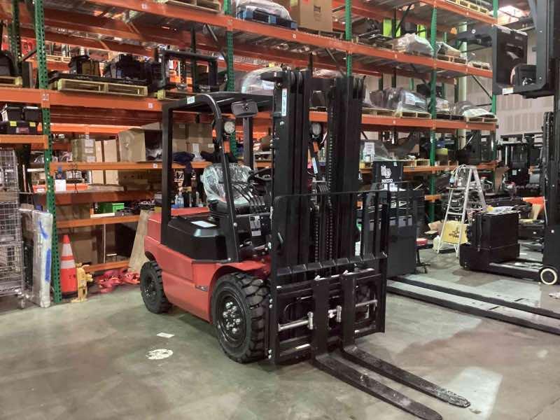 BIG JOE LPE-60_80V Lithium Electric Pneumatic forklift, 6000 capacity, 189 lift height. Serial 131170492, Year 2023.