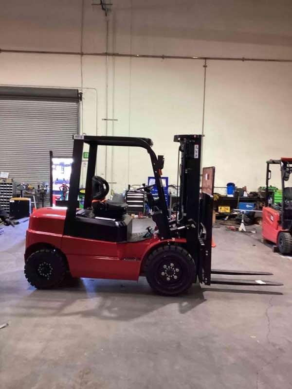 BIG JOE LPE-60_80V Lithium Electric Pneumatic forklift, 6000 capacity, 189 lift height. Serial 131180939, Year 2024.