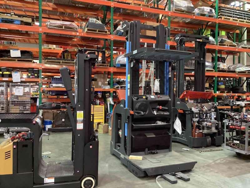 LINDE V15P_5215 Electric Order Picker forklift, 3000 capacity, 266 lift height. Serial C25215L00052, Year 2022.