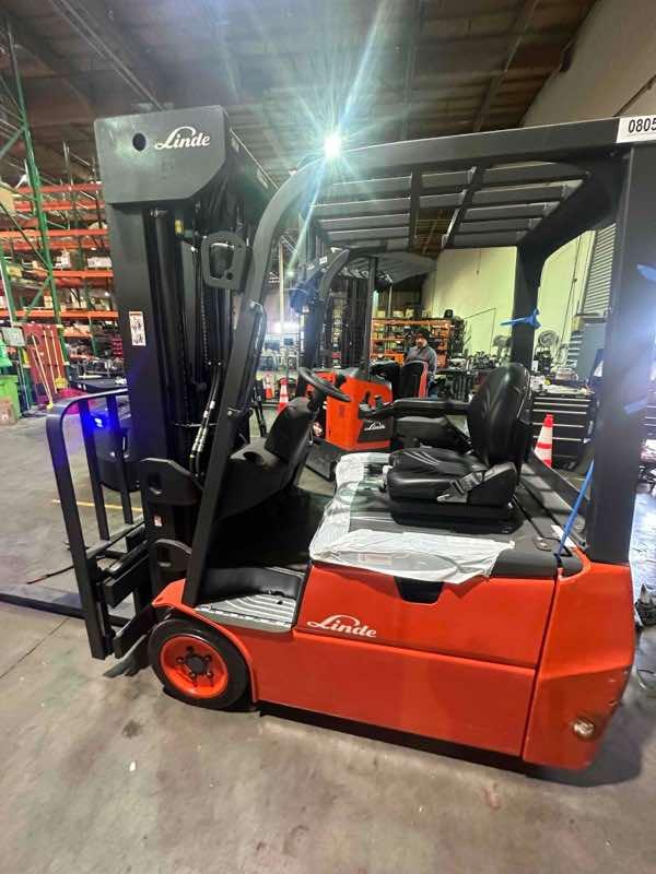 LINDE E20_346-20 Electric Sit Down 3 Wheel forklift, 4000 capacity, 258 lift height. Serial A1Y346L00805, Year 2022.