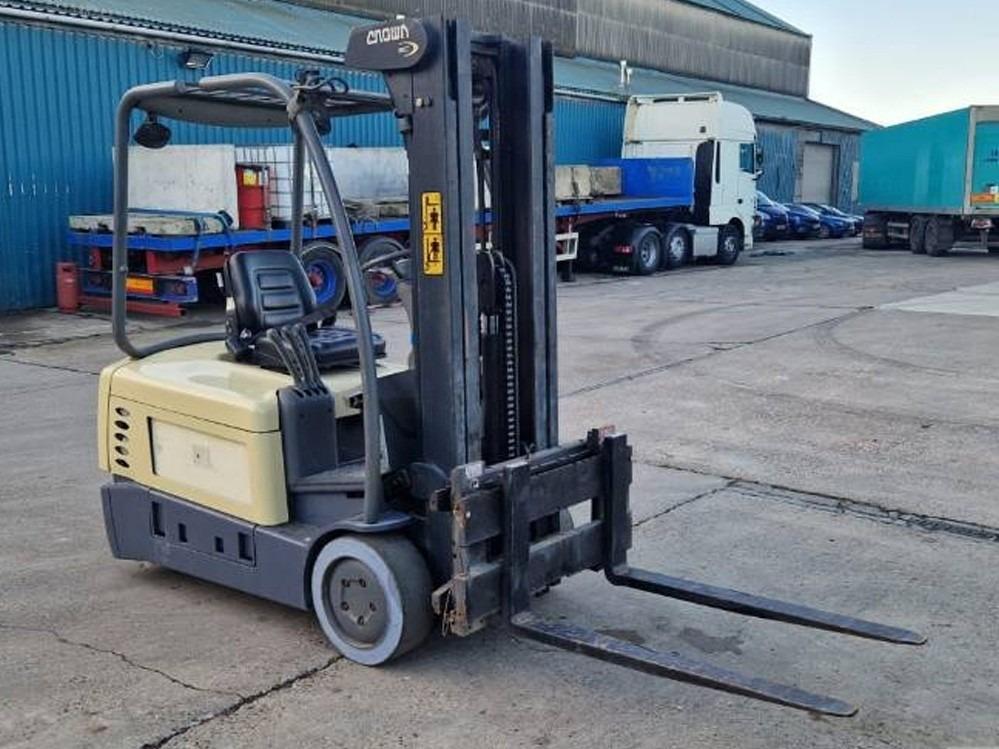 CROWN SC4540-35 Electric Sit Down 3 Wheel forklift, 3000 capacity, 190 lift height. Serial 9A172943, Year 2017.