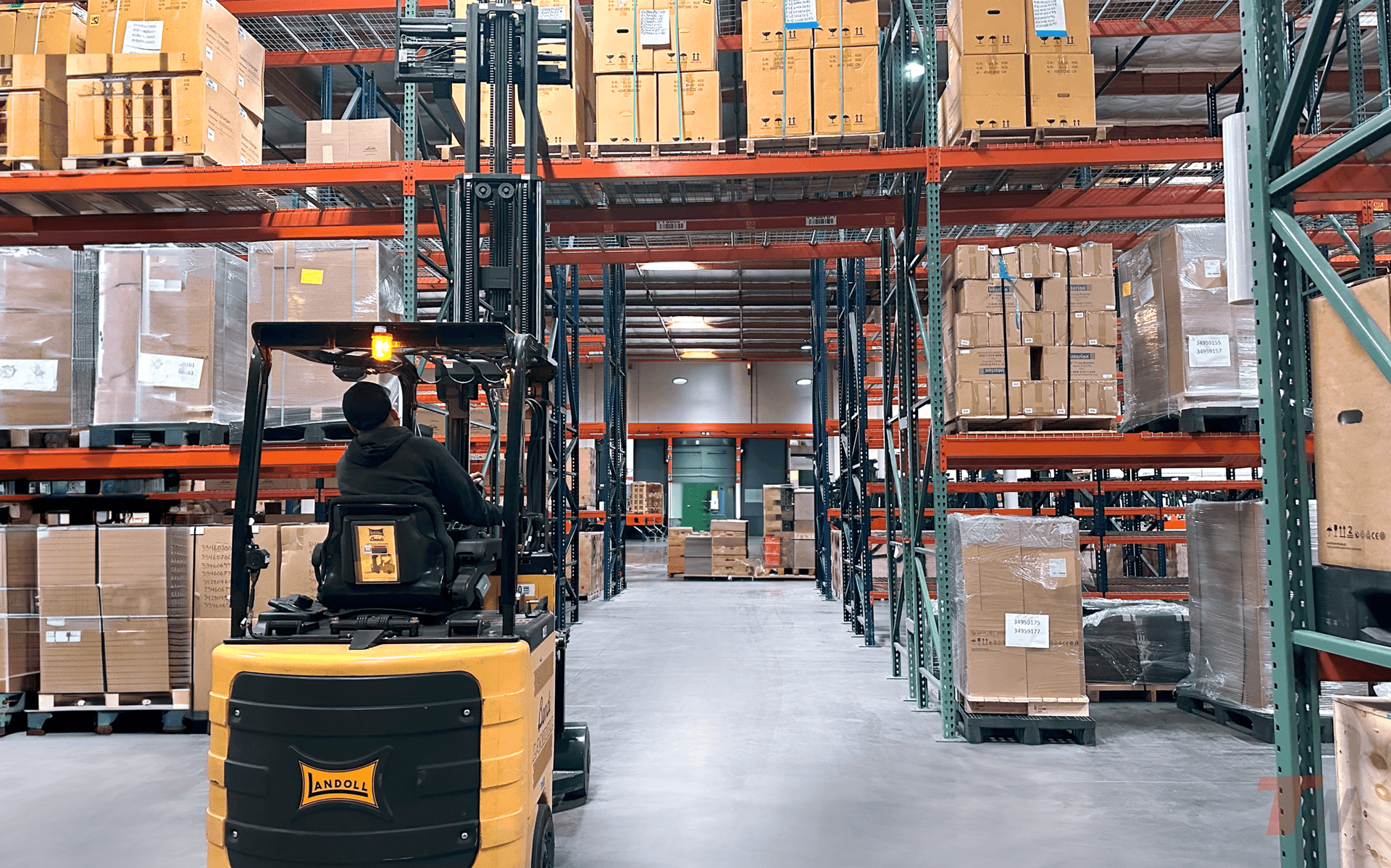 5 Benefits of Landoll’s Bendi Very Narrow Aisle Forklift