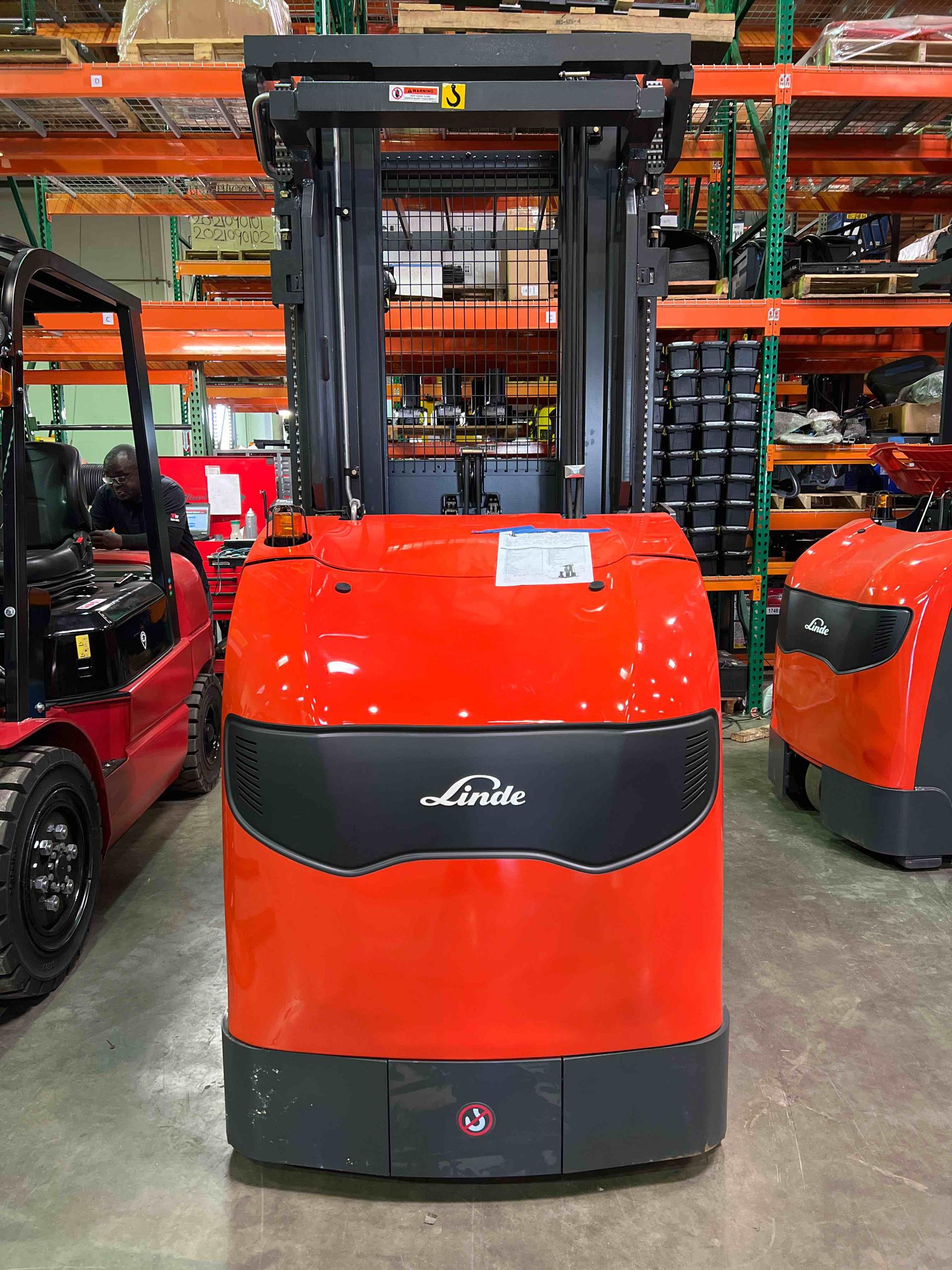 Main Image Linde V15P_5215 Electric Order Picker, photo 1 of 2