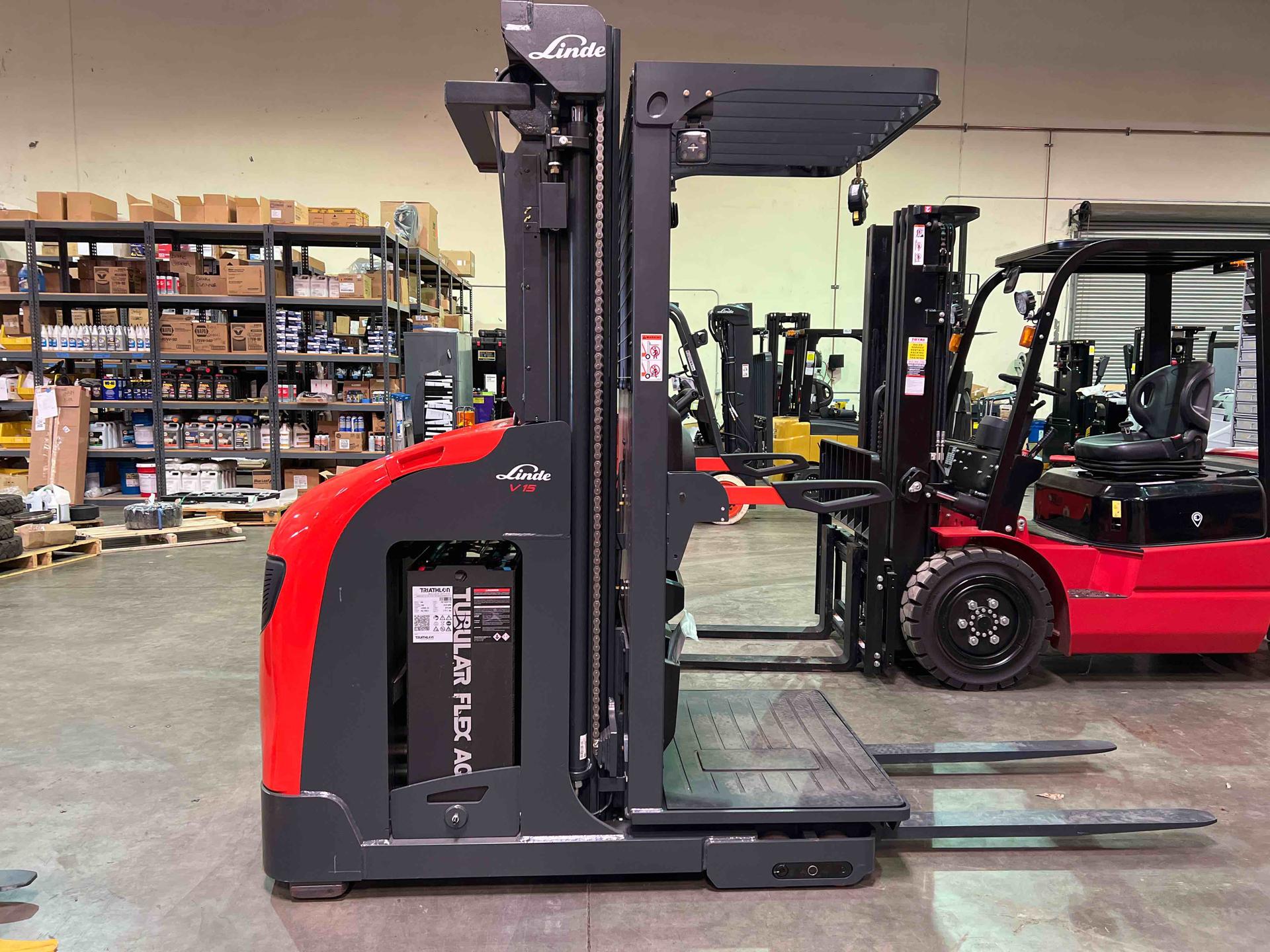 Main Image Linde V15P_5215 Electric Order Picker, photo 2 of 2