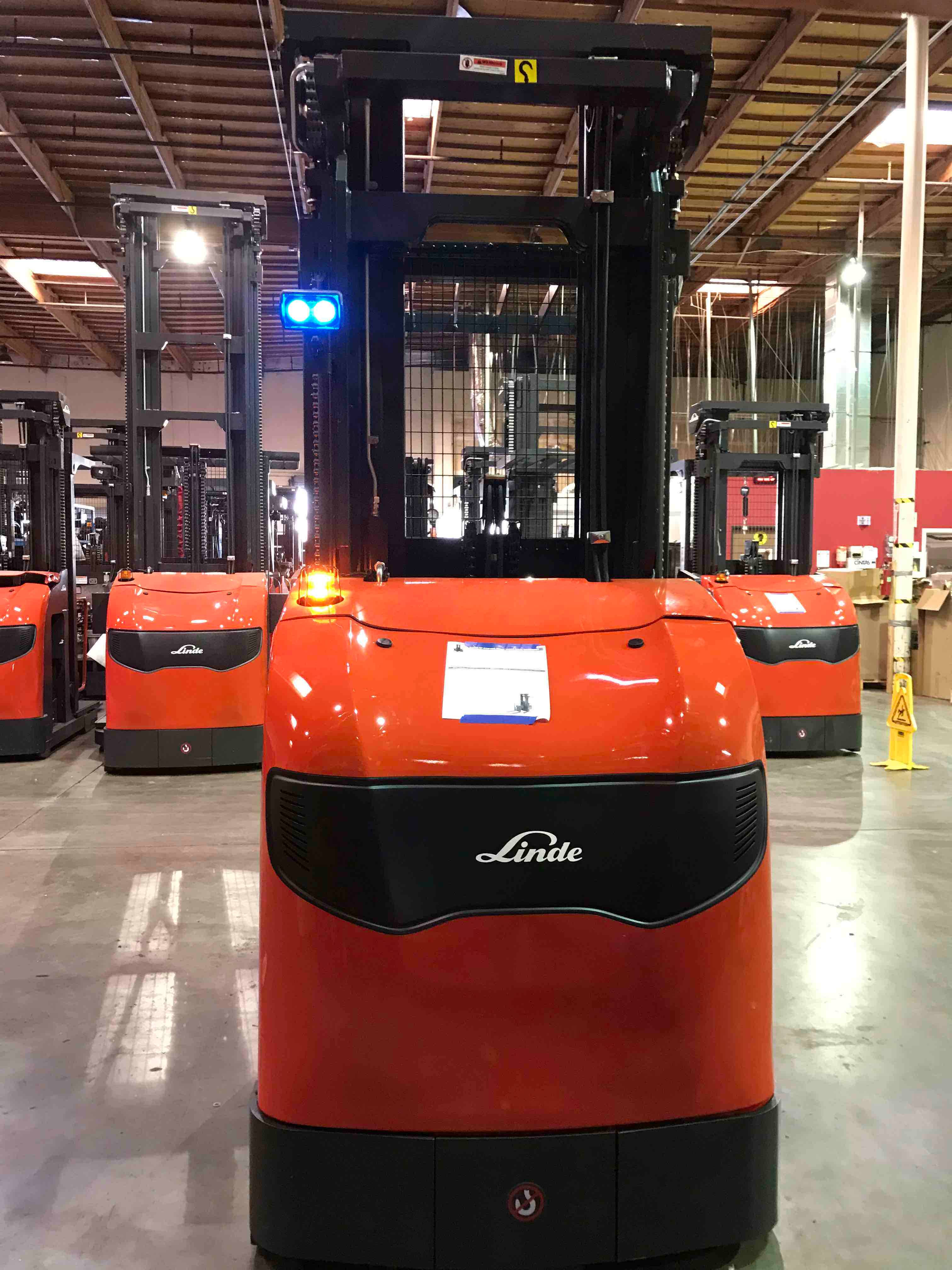 LINDE V15P_5215-WG Electric Order Picker forklift, 3000 capacity, 240 lift height. Serial C25215Y00437, Year 2021.