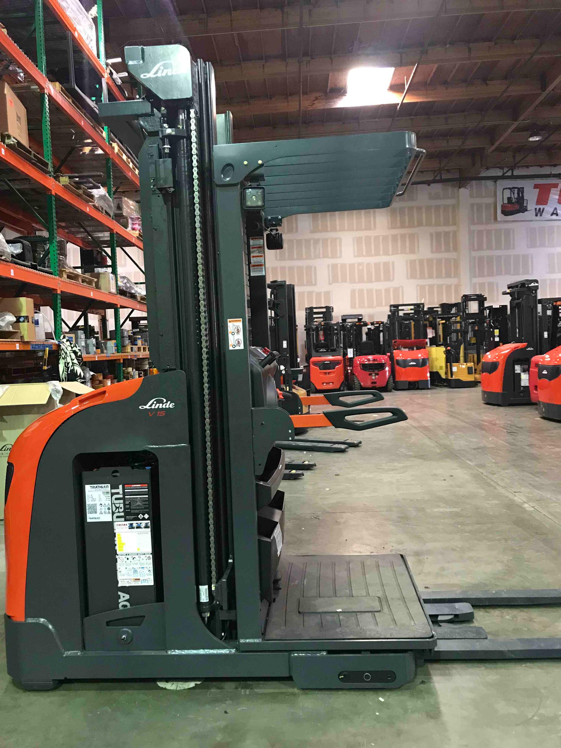 Main Image Linde V15P_5215-WG Electric Order Picker, photo 2 of 4