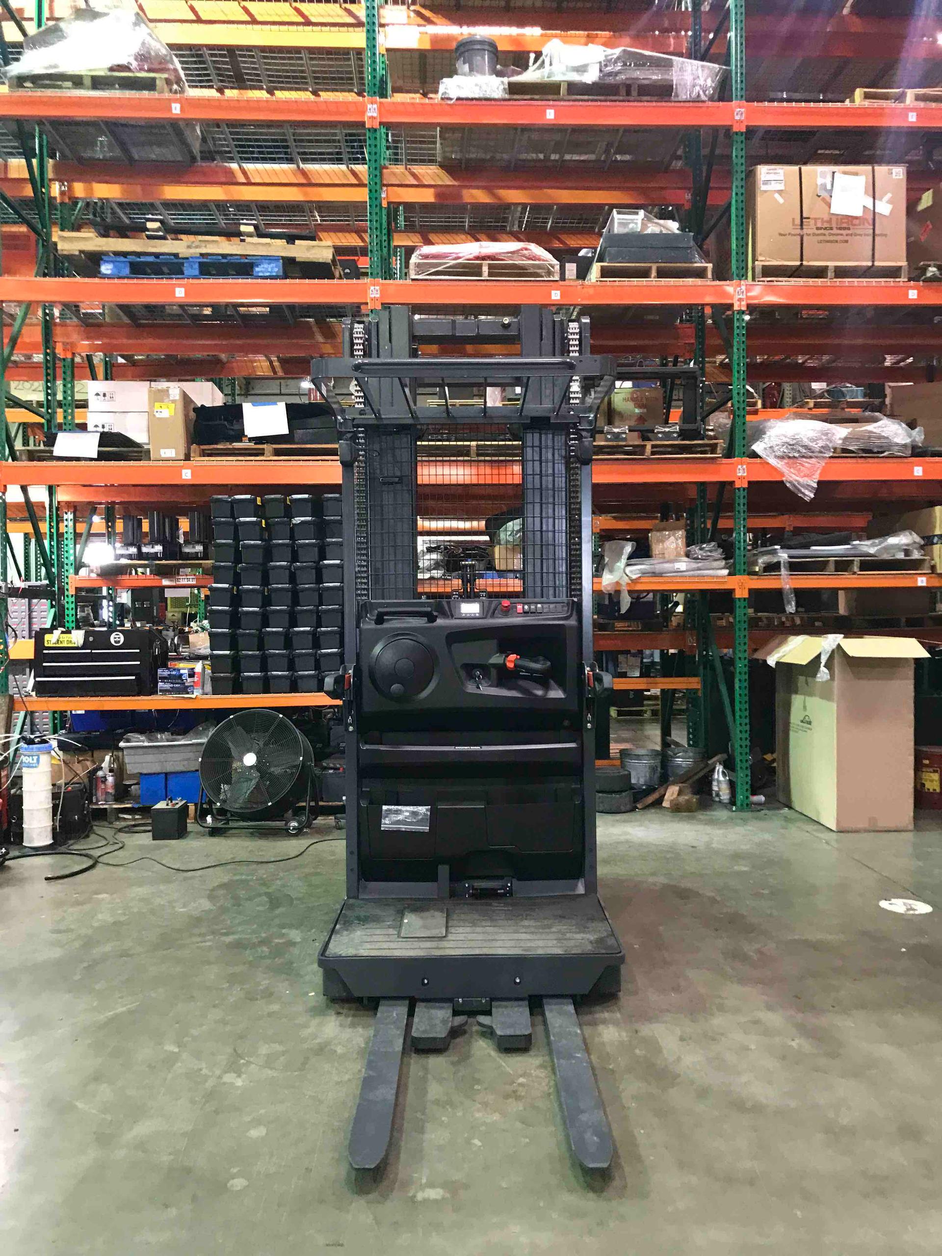 Main Image Linde V15P_5215-WG Electric Order Picker, photo 3 of 4