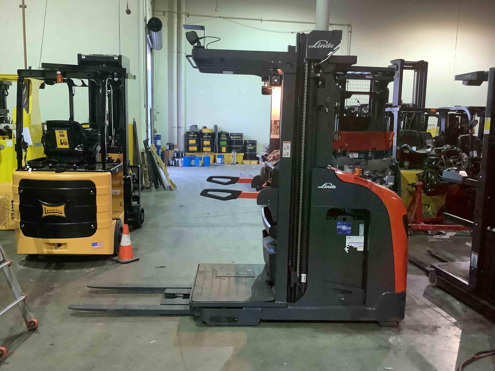 Main Image Linde V15P_5215 Electric Order Picker, photo 3 of 4