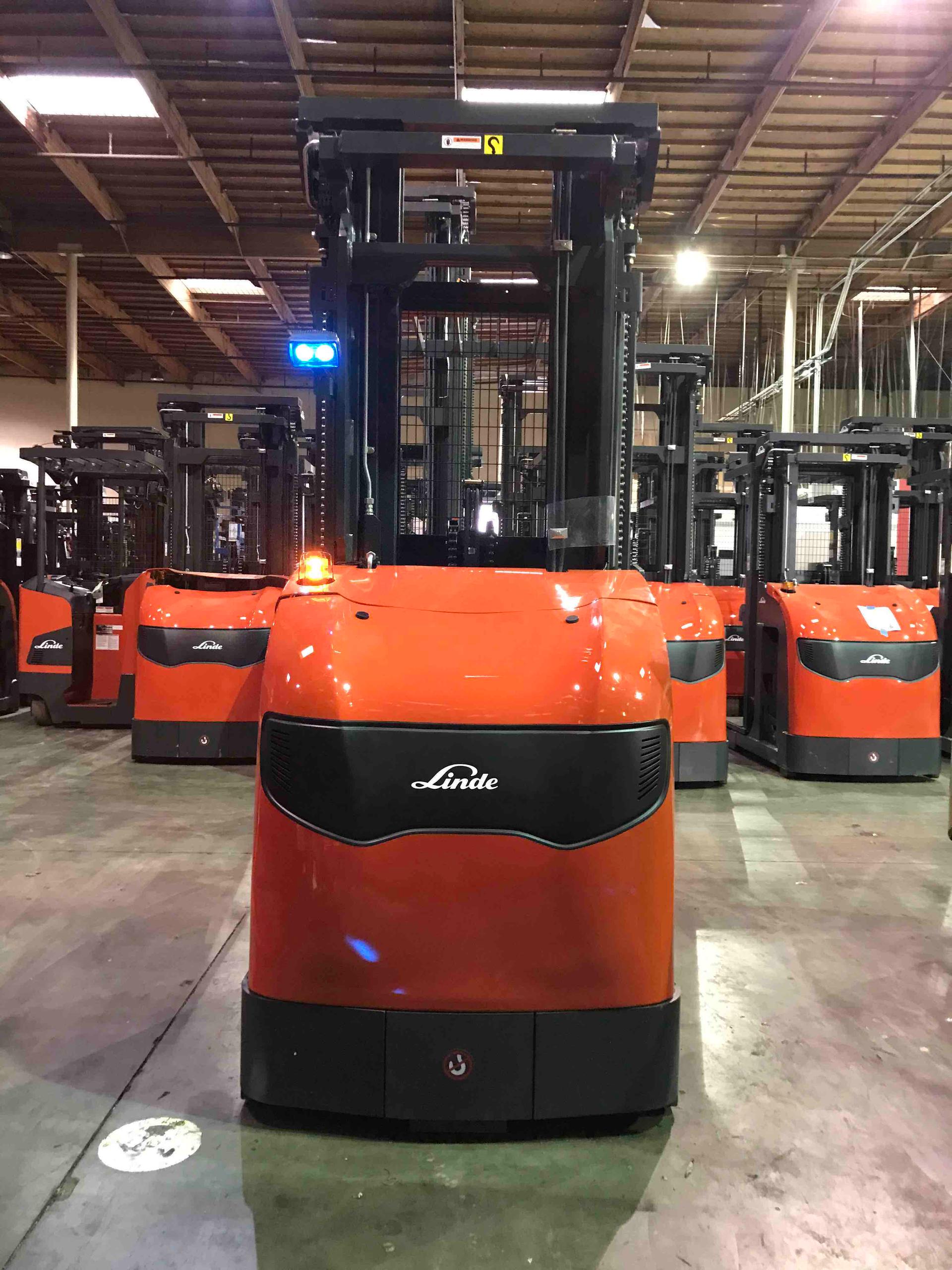 Main Image Linde V15P_5215 Electric Order Picker, photo 2 of 3