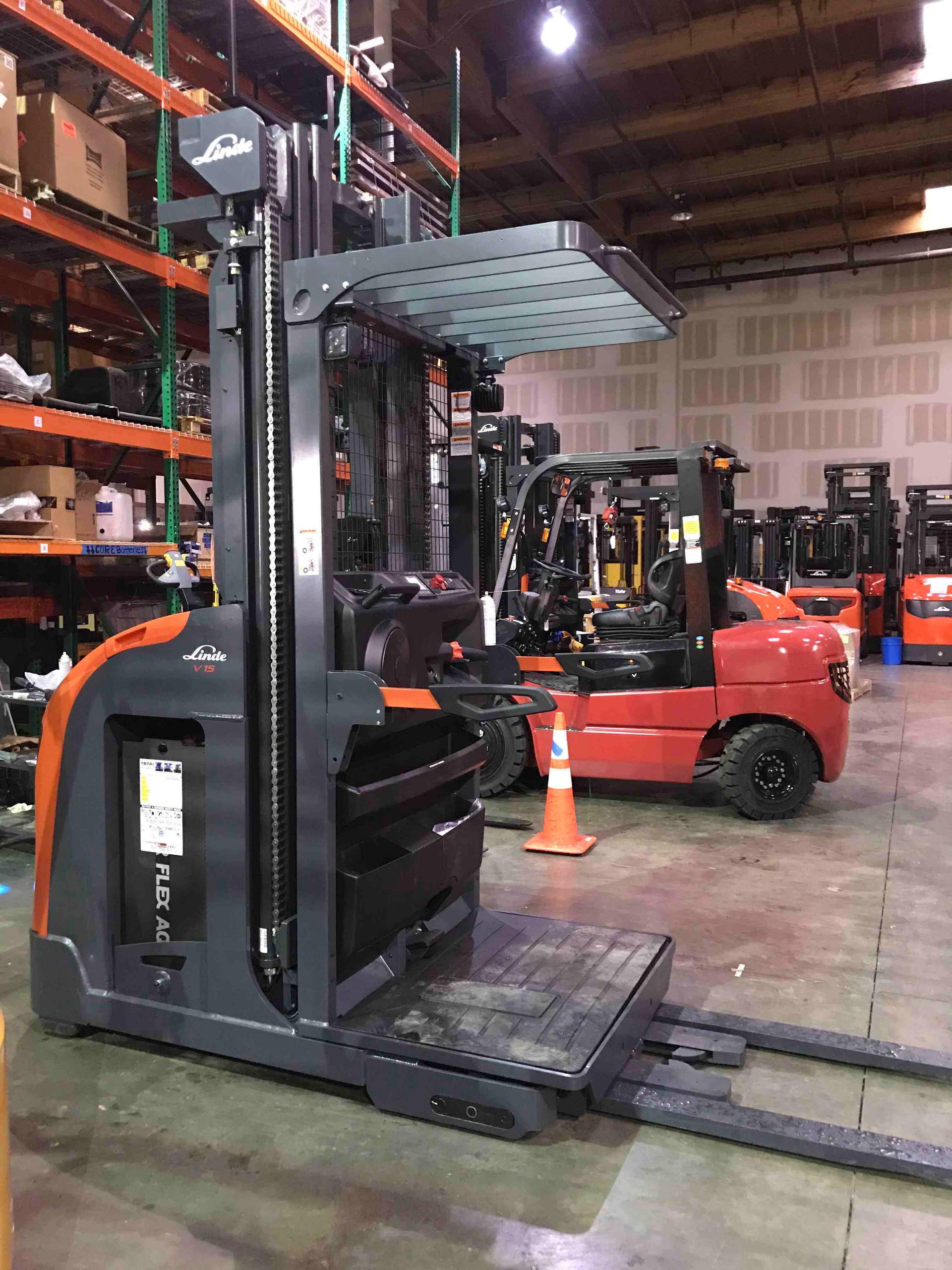 Main Image Linde V15P_5215 Electric Order Picker, photo 3 of 3