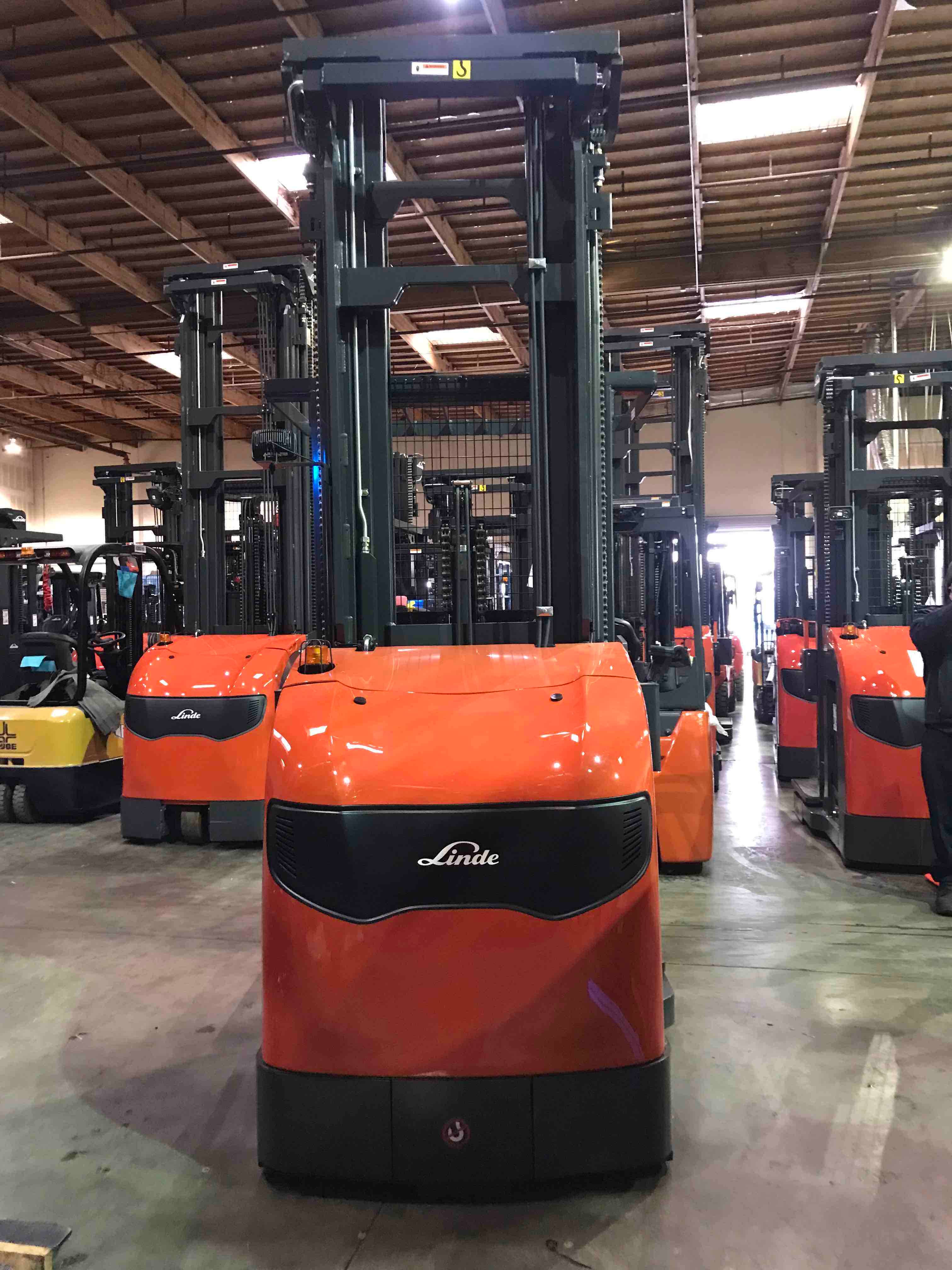 LINDE V15P_5215-WG Electric Order Picker forklift, 3000 capacity, 295 lift height. Serial C25215Y00396, Year 2021.