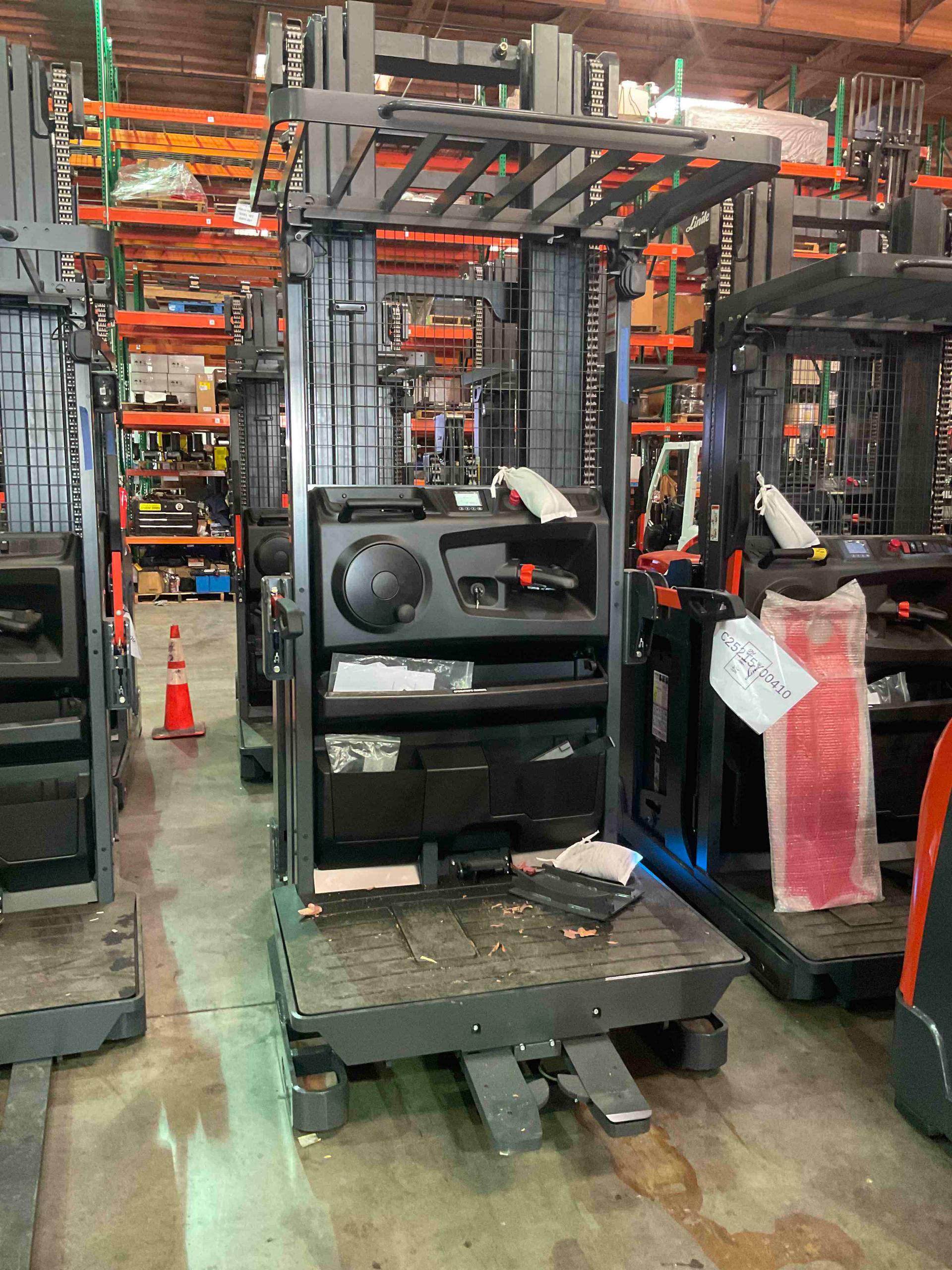 Main Image Linde V15P_5215-WG Electric Order Picker, photo 2 of 4