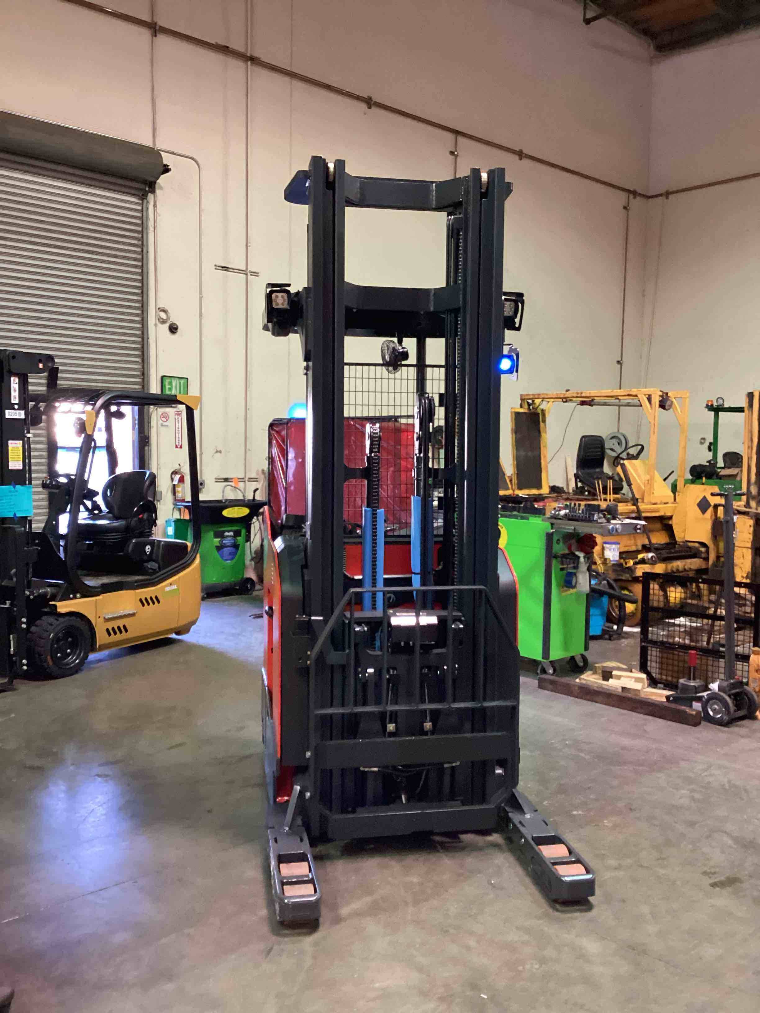 LINDE R17SX_5195 Stand Up Reach forklift, 3500 capacity, 258 lift height. Serial C25195Y00209, Year 2021.