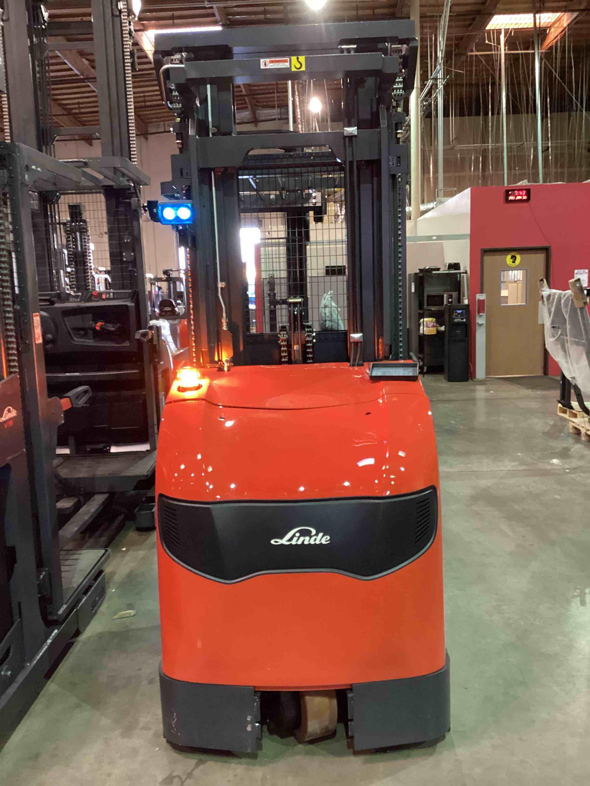 Main Image Linde V15P_5215 Electric Order Picker, photo 1 of 3