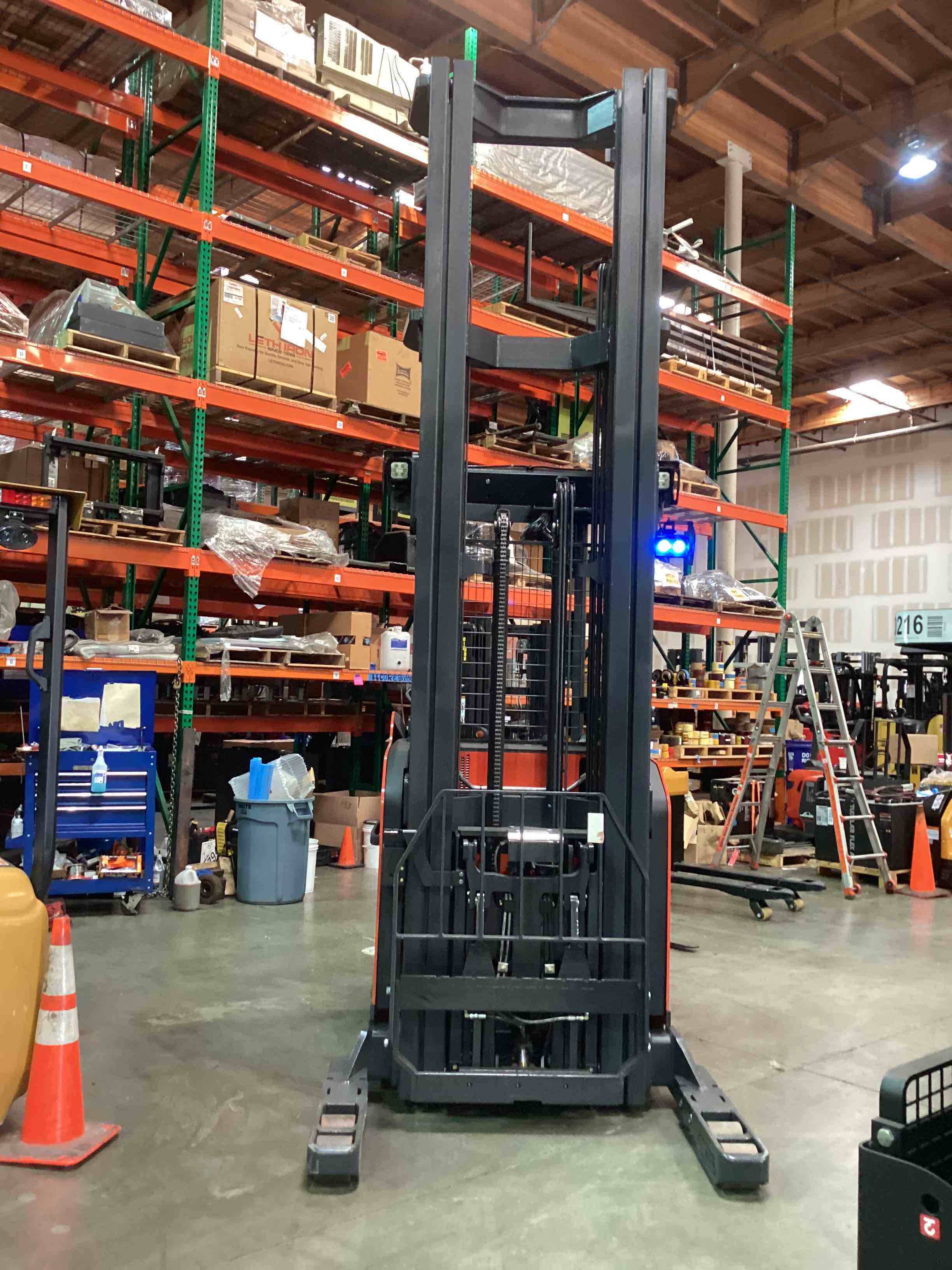 LINDE R22SX_5195 Stand Up Reach forklift, 4500 capacity, 330 lift height. Serial C25195Y00030, Year 2021.