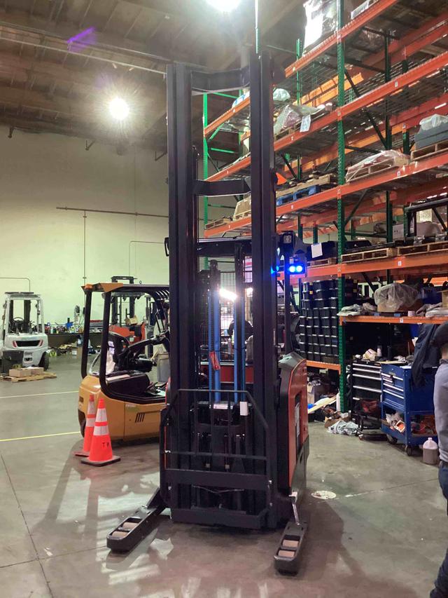 LINDE R22SX_5195 Stand Up Reach forklift, 4500 capacity, 330 lift height. Serial C25195Y00045, Year 2021.