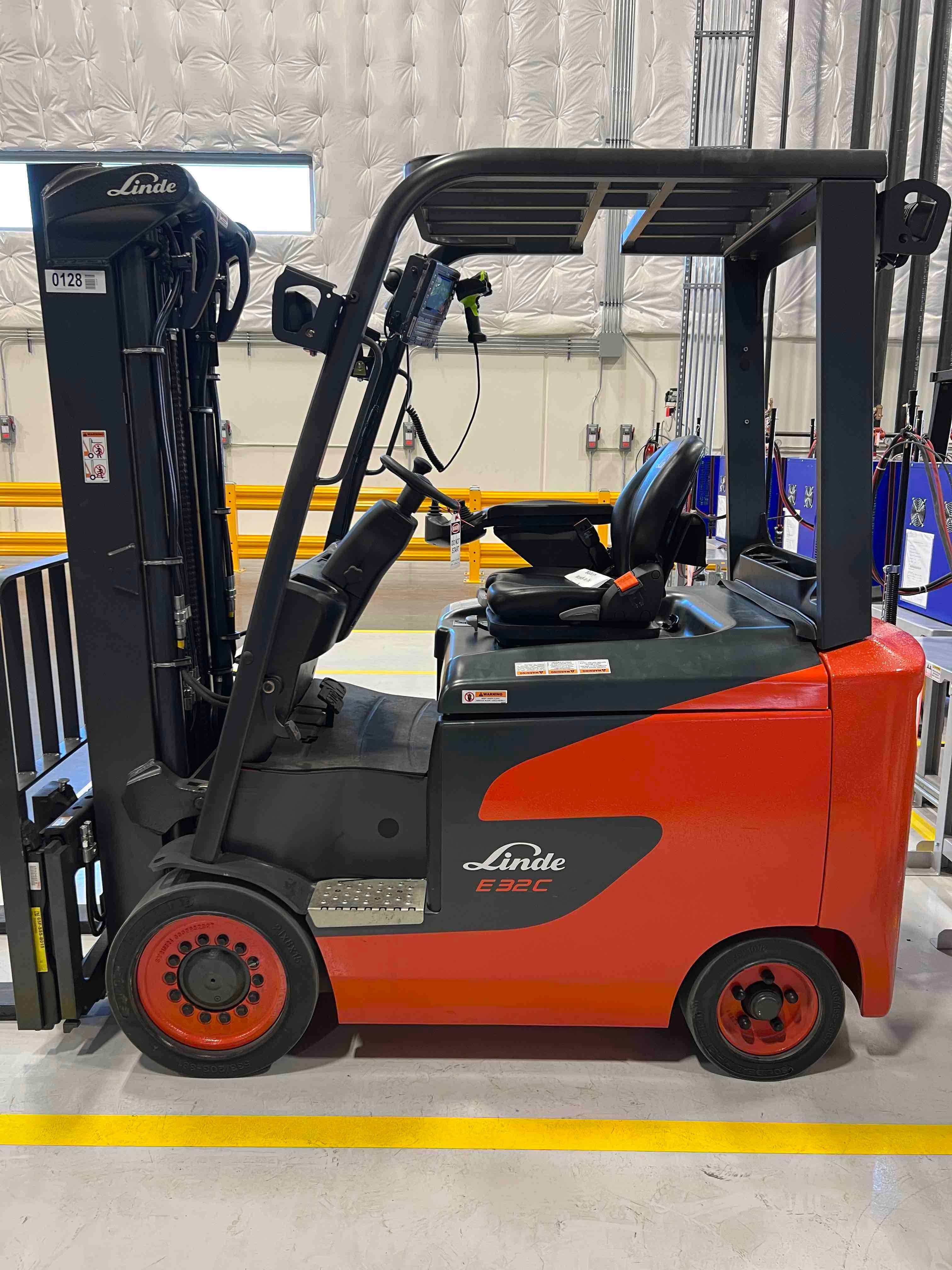 LINDE E32CL_1347 Electric Sit Down 4 Wheel forklift, 6500 capacity, 192 lift height. Serial A11347Y00128, Year 2021.
