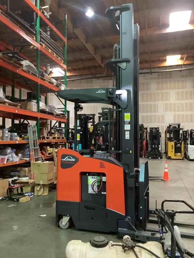 LINDE R22SX_5195 Stand Up Reach forklift, 4500 capacity, 330 lift height. Serial C25195Y00134, Year 2021.