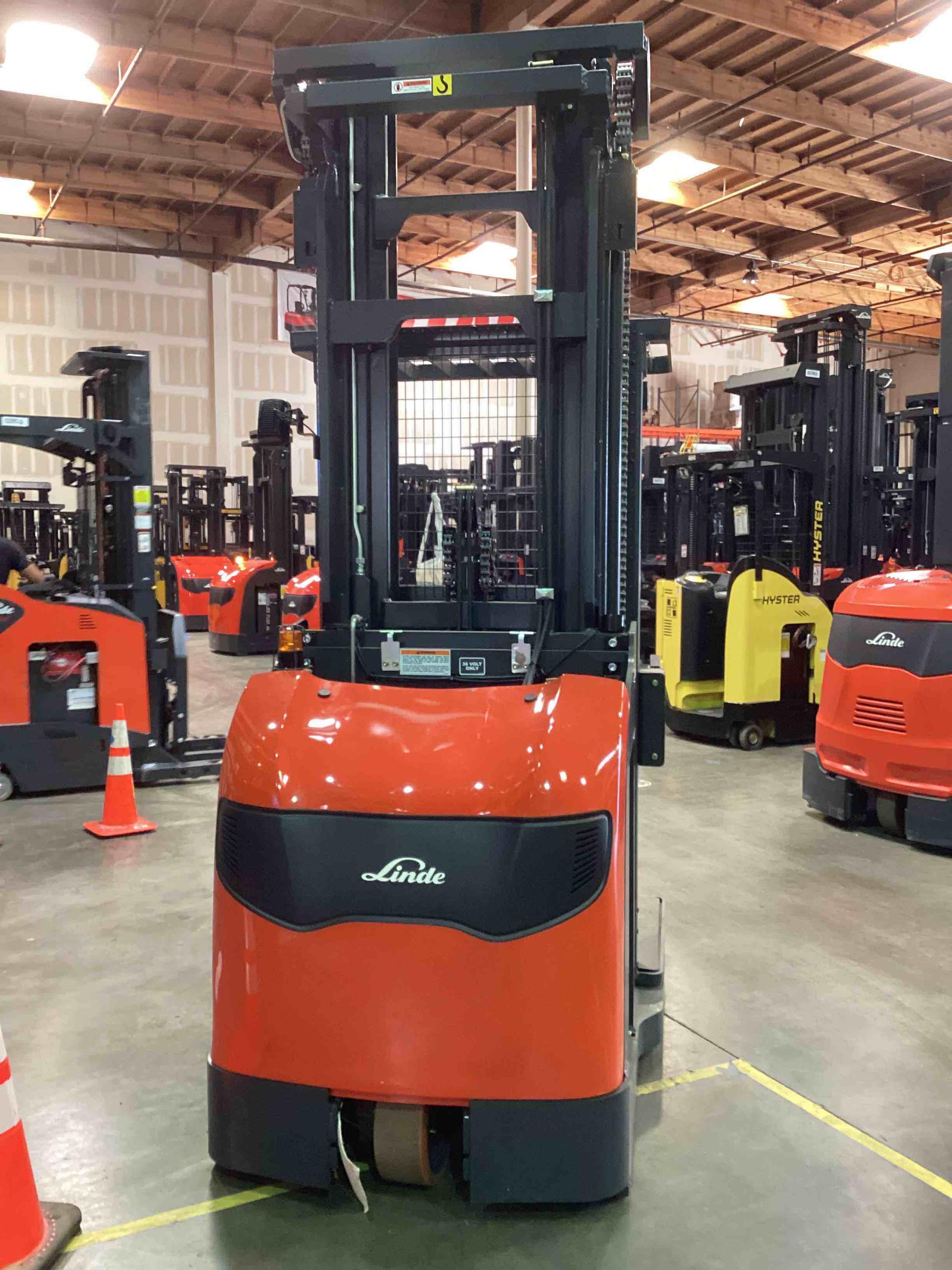 Main Image Linde V15P_5215 Electric Order Picker, photo 1 of 4