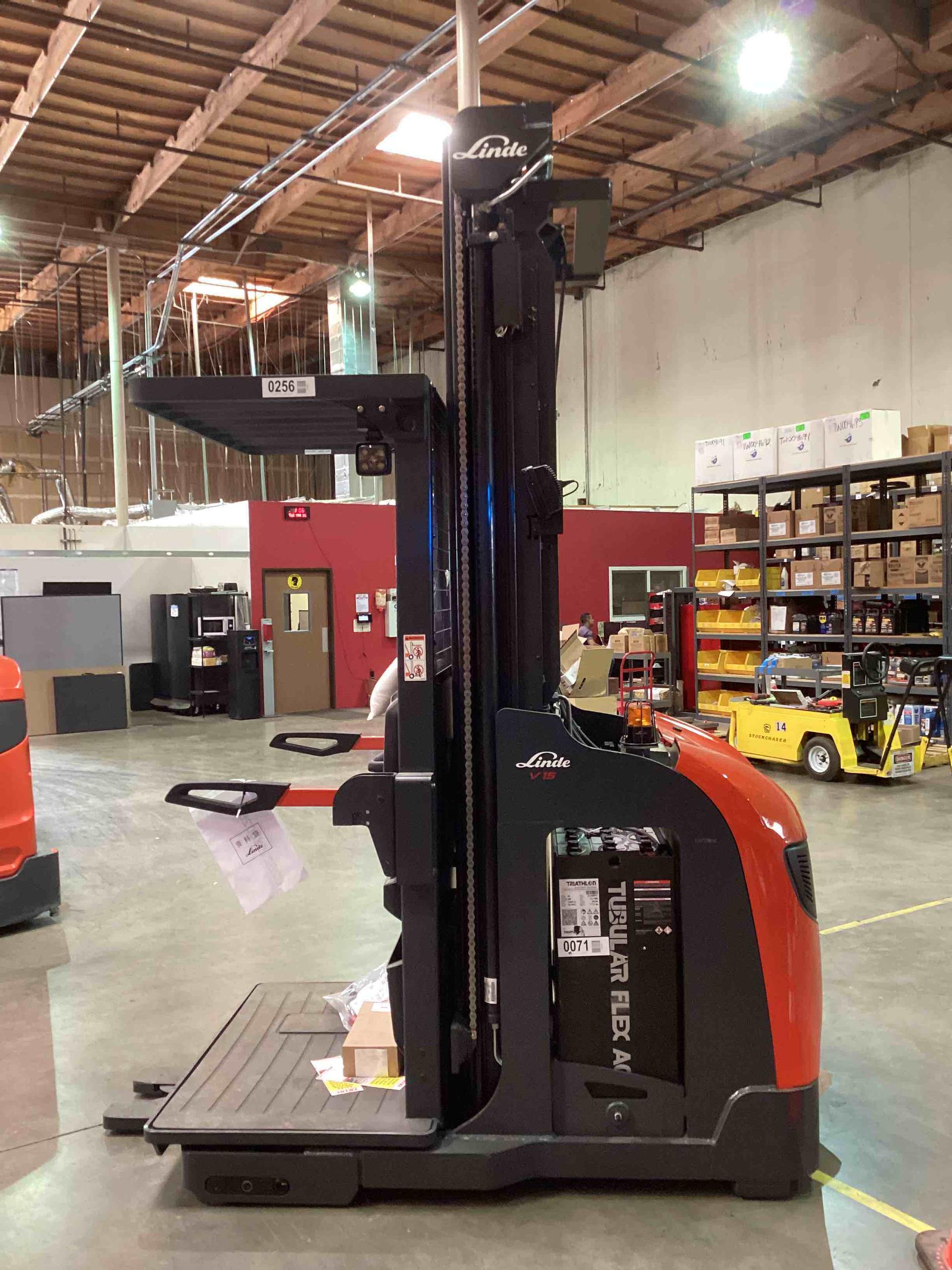 Main Image Linde V15P_5215 Electric Order Picker, photo 2 of 4