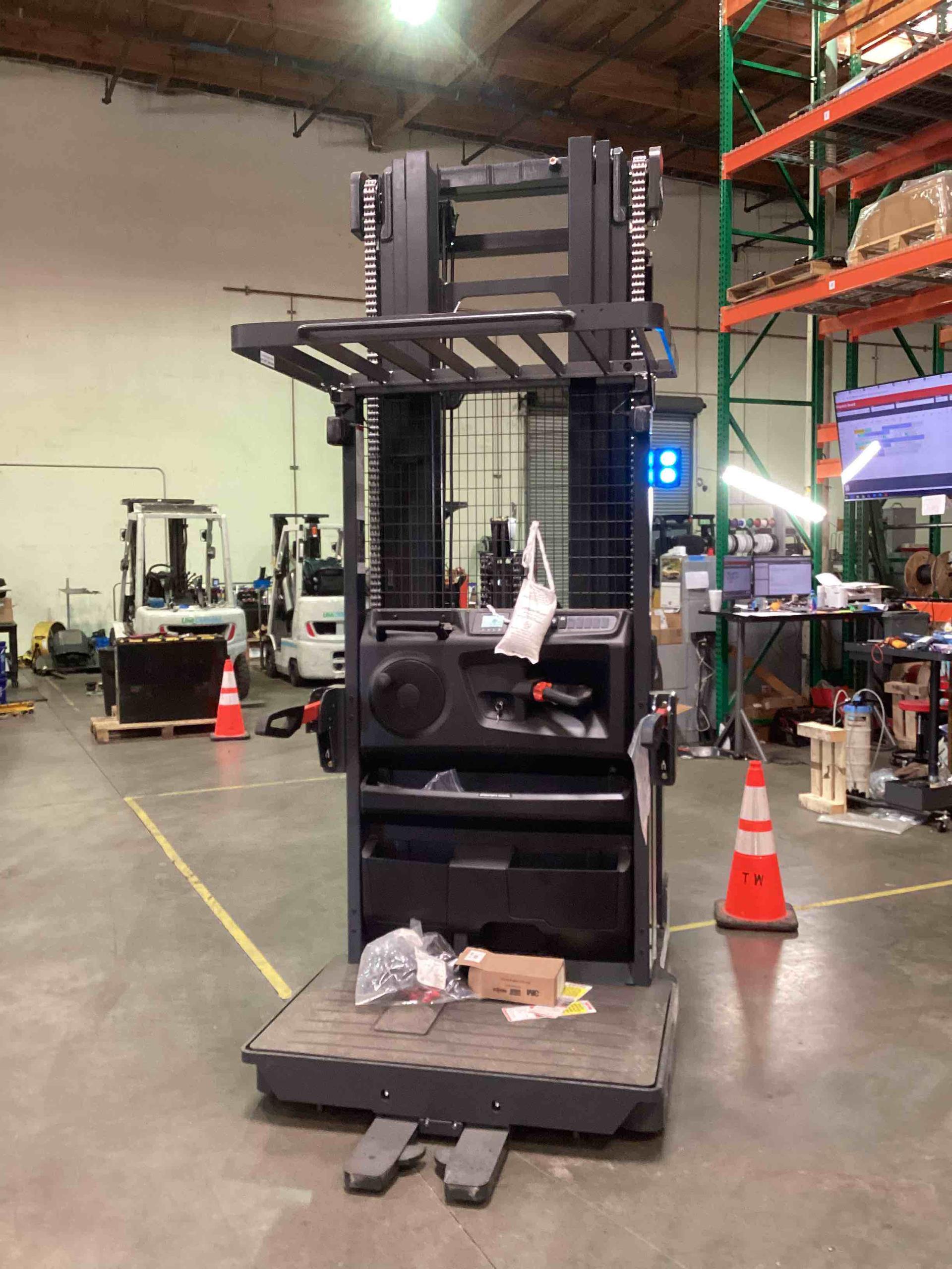 Main Image Linde V15P_5215 Electric Order Picker, photo 3 of 4