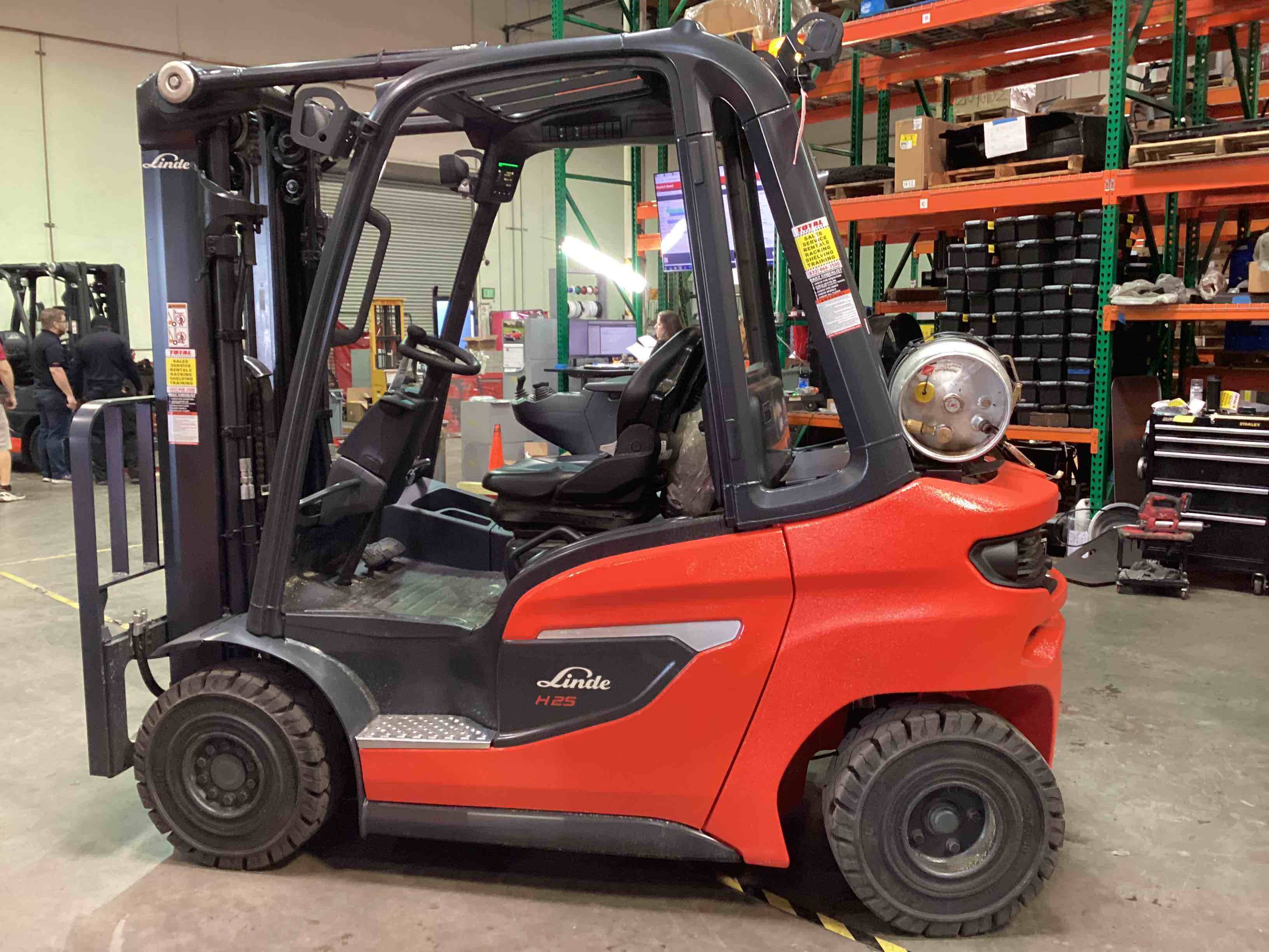 LINDE H25T_1202 LPG Pneumatic forklift, 5000 capacity, 193 lift height. Serial H21202Y07032, Year 2022.