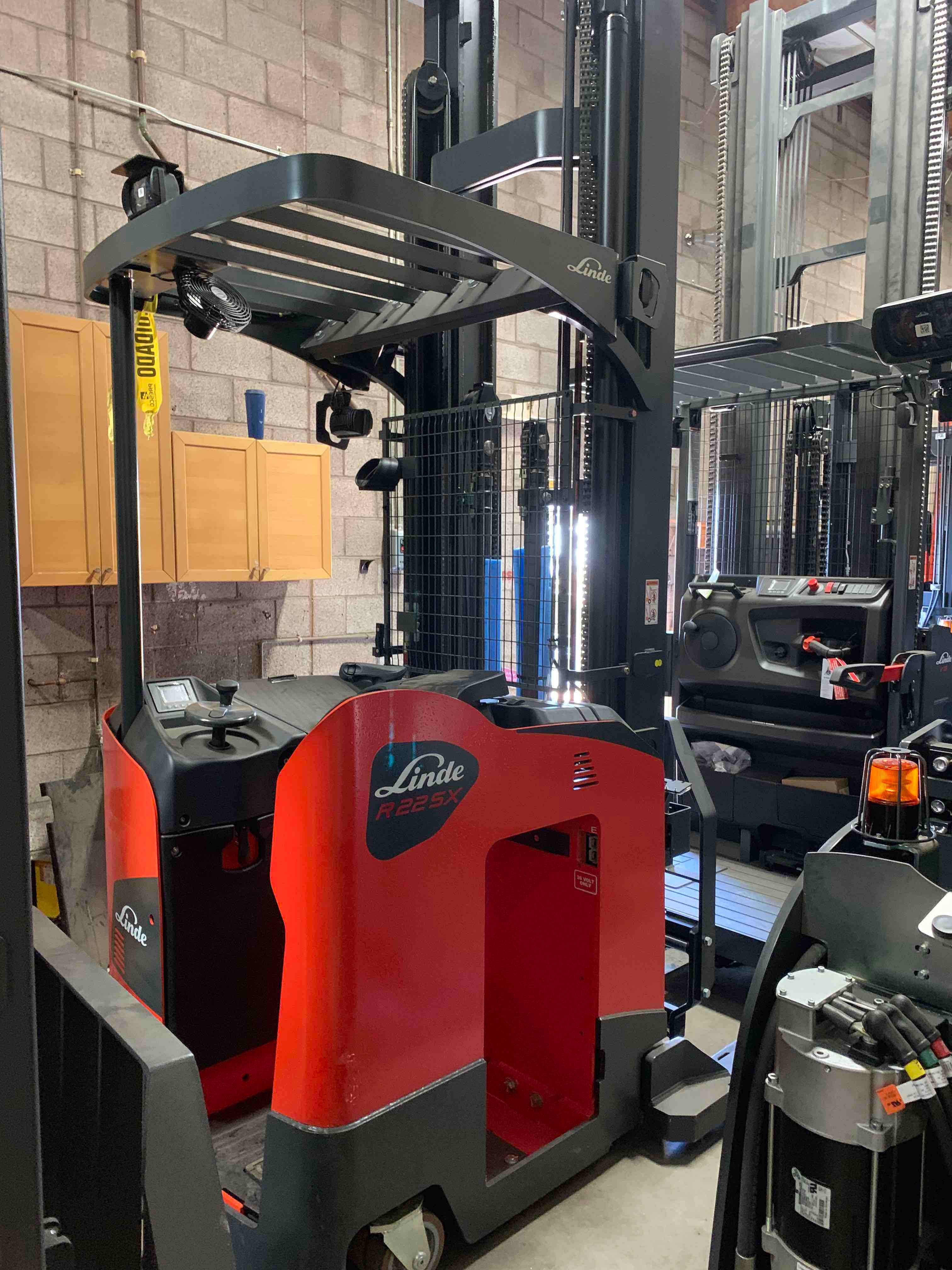 LINDE R22SX_5195 Stand Up Reach forklift, 4500 capacity, 318 lift height. Serial C25195Y00060, Year 2021-B.