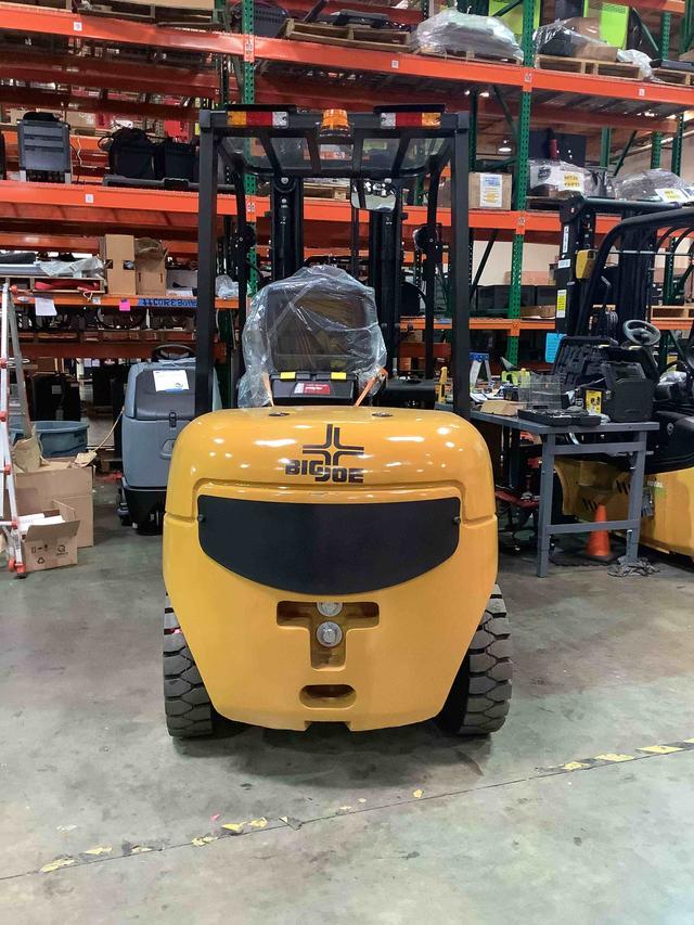 BIG JOE LPE-60_80V Lithium Electric Pneumatic forklift, 6000 capacity, 197 lift height. Serial 131110269, Year 2022.