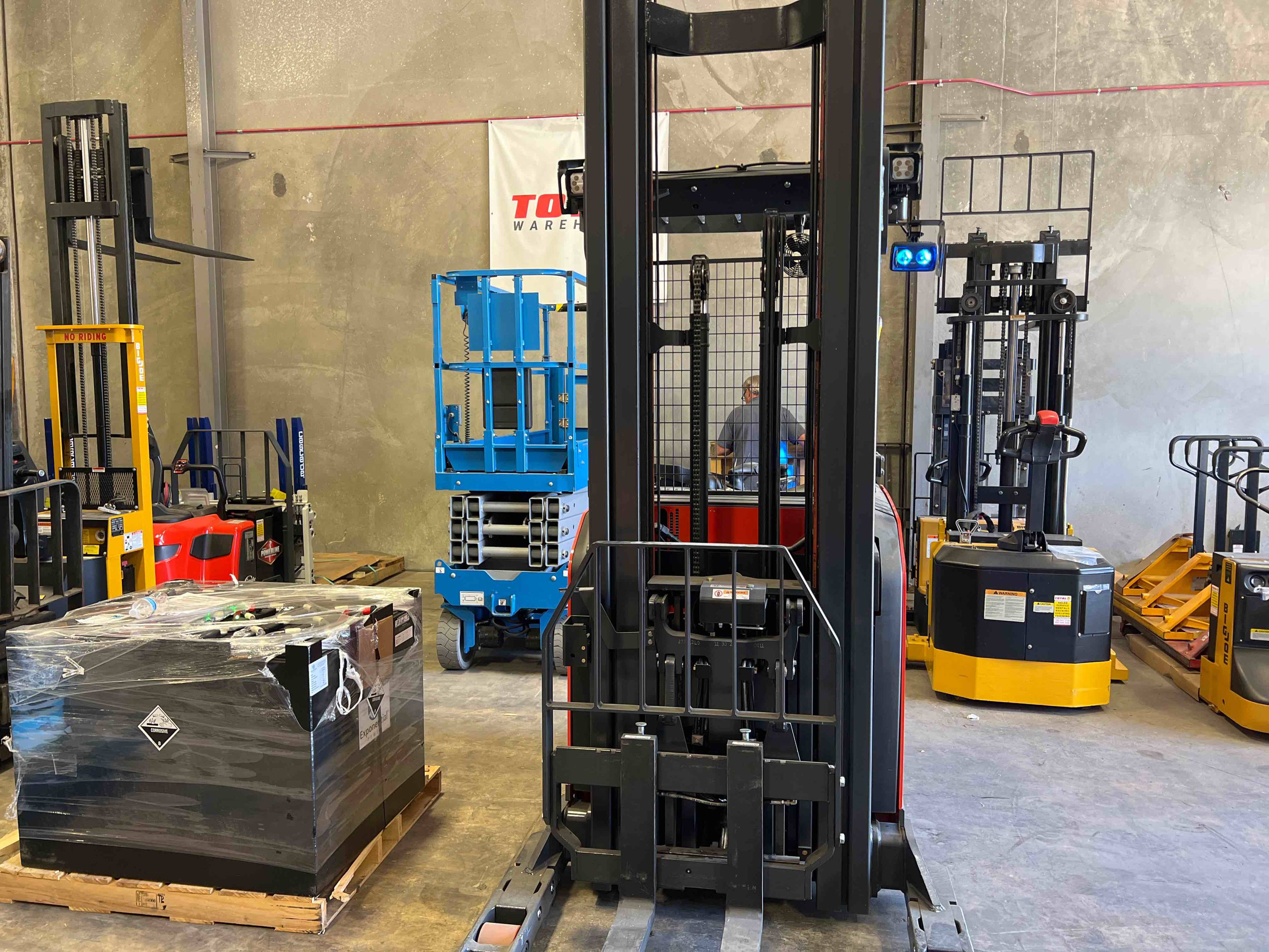 LINDE R22SX_5195 Stand Up Reach forklift, 4500 capacity, 330 lift height. Serial C25195X00122, Year 2021.